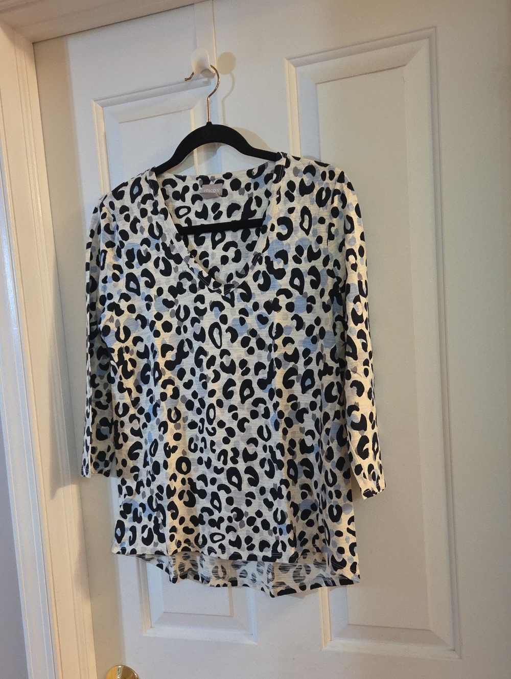 Chicos Leopard Print V-Neck Women's Top - Black & Gray & Blue 3/4 Sleeve Small